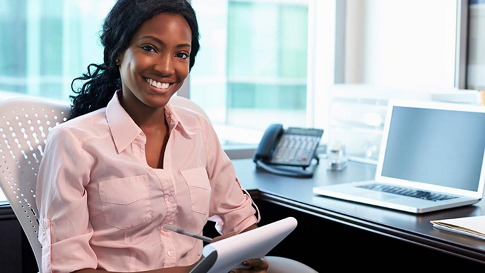 dietitian in front of computer and holding a notebook