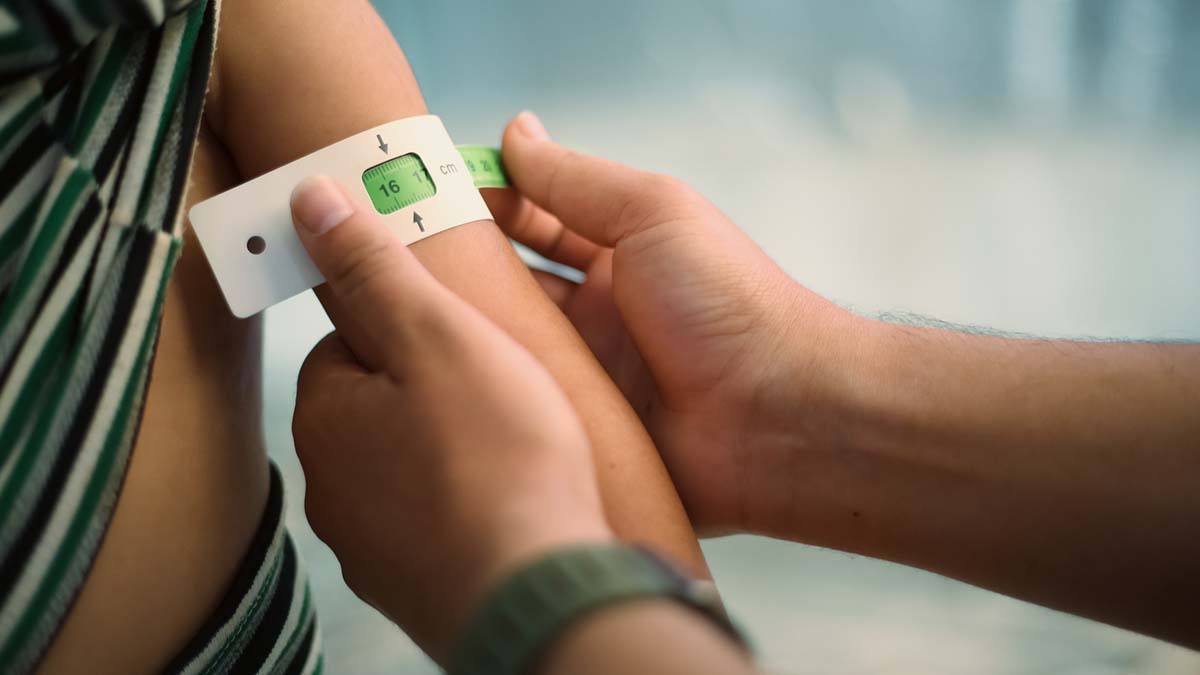 Summary of Science: Diagnosing Pediatric Malnutrition for the Practicing Clinician Introduction | A doctor examines children's malnutrition